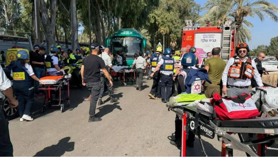 इजराइल के तेल अवीव में बड़ा हादसा, बस स्टॉप से टकराया ट्रक, 35 लोग घायल