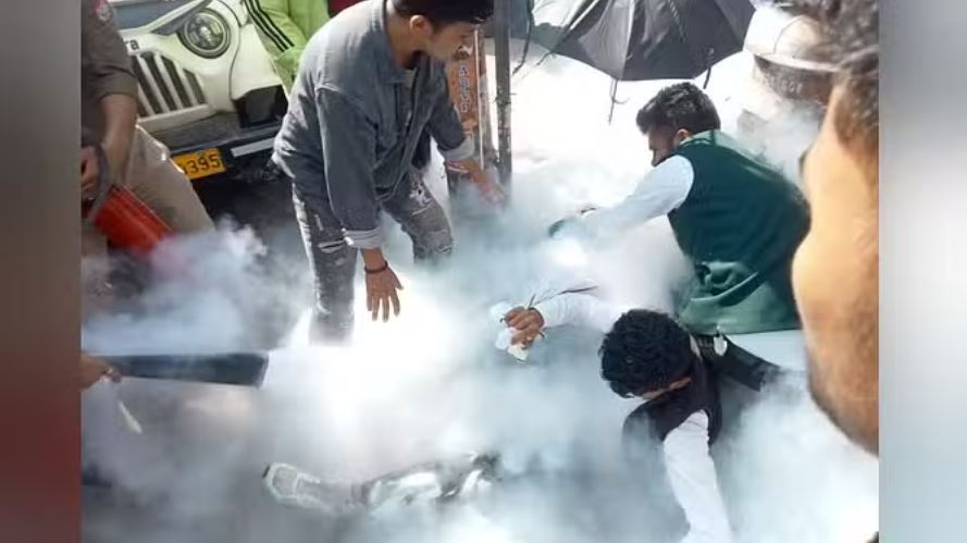 अल्मोड़ा: छात्रसंघ चुनाव को लेकर प्रदर्शन, पुलिस की घेराबंदी के बीच छात्र नेता ने खुद को लगाई आग