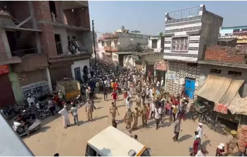 सहारनपुर में बवाल: नरसिंहानंद की टिप्पणी से नाराज मुस्लिम समाज ने पुलिस पर किया पथराव