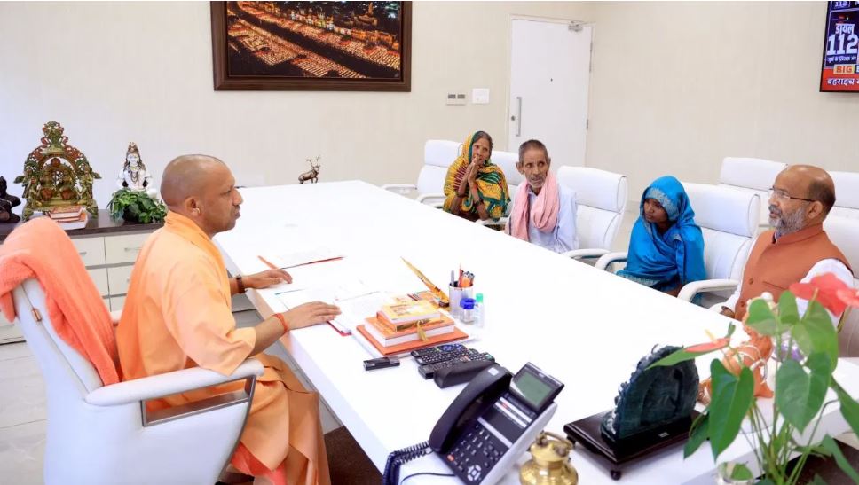 ‘हम तो बर्बाद हो गए’, सीएम योगी के सामने फफक पड़े रामगोपाल के पिता