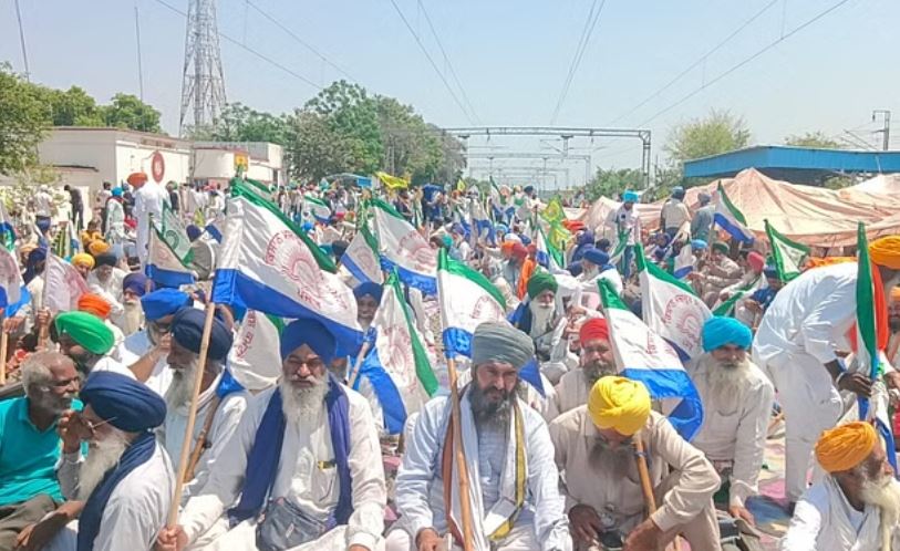 रेल रोको आंदोलन: अमृतसर में ट्रैक पर बैठे किसान, ये हैं मांगें