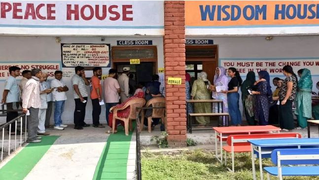 जम्मू-कश्मीर: शाम तीन बजे तक 56.01% हुआ मतदान