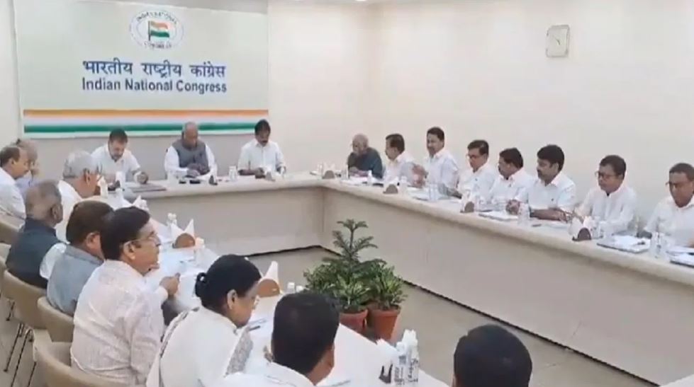 मुंबई-विदर्भ की सीटें उद्धव गुट को देने से राहुल गांधी नाराज, बीच में ही छोड़ी सीईसी की मीटिंग