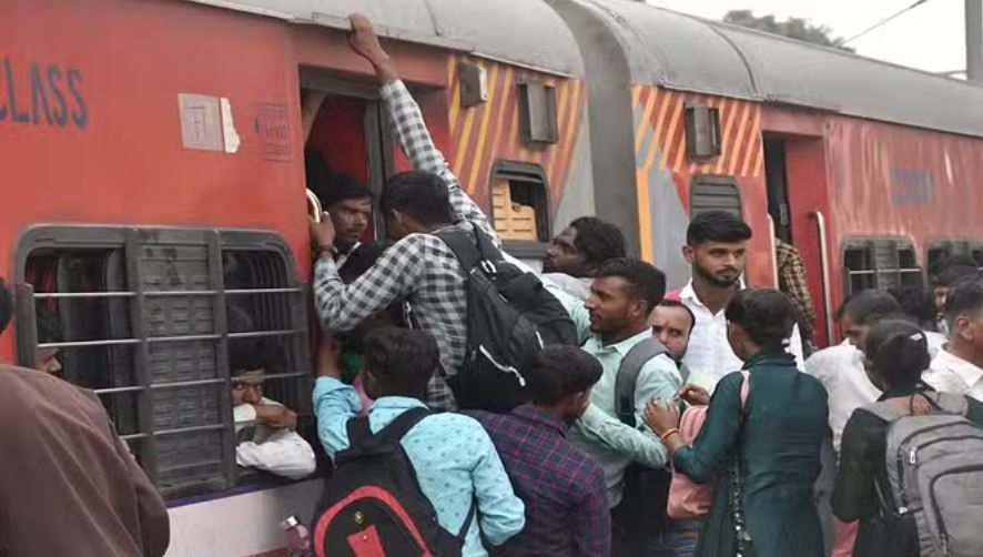 मुंबई: यात्रियों के लिए अब ट्रेन में सामान ले जाने की सीमा! रेलवे का नया आदेश