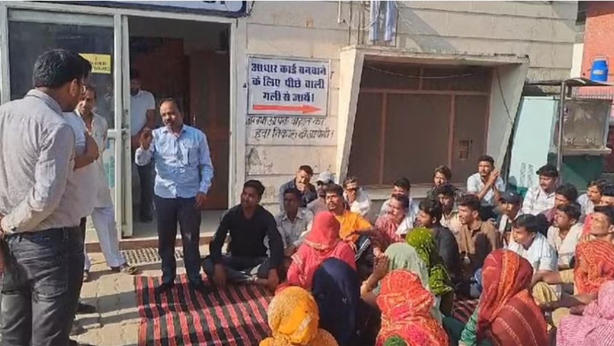 उकलाना मंडी: पार्षद के दुर्व्यवहार के विरोध में सफाई कर्मचारियों का धरना