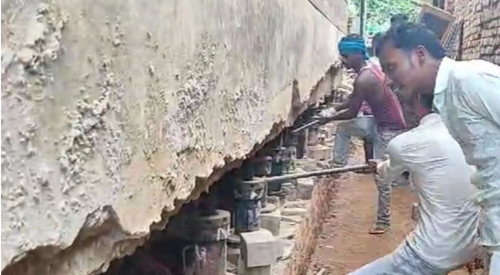 मशीन नहीं देशी जुगाड़… जहां बना मकान, वहां से 50 फीट दूर शिफ्ट किया