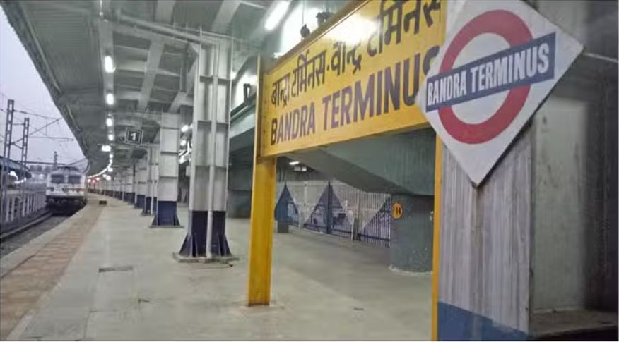 बांद्रा रेलवे स्टेशन पर मची भगदड़ में नौ लोग घायल, कई की हालत गंभीर