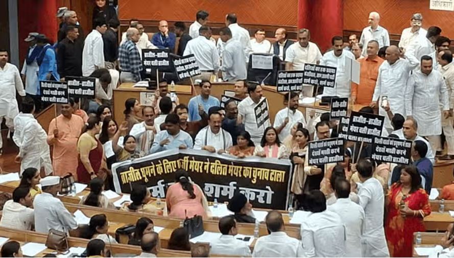 दिल्ली नगर निगम: सदन की बैठक शुरू होने से पहले भाजपा का हंगामा