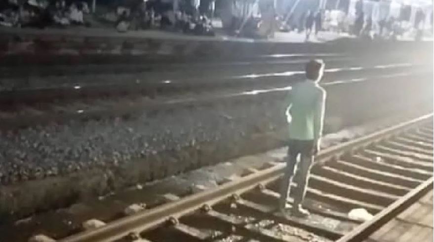 एमपी: ट्रेन के सामने खड़ा हो गया युवक, रौंदते हुए निकली महाकौशल एक्सप्रेस
