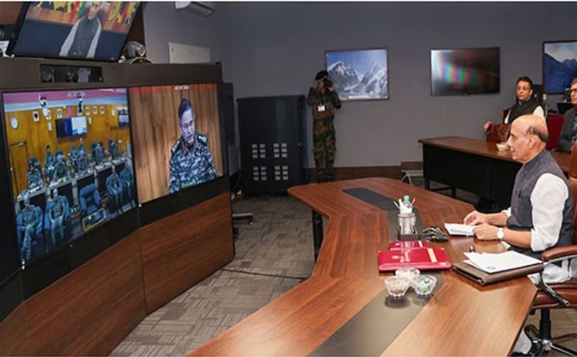 रक्षा मंत्री ने सेना कमांडरों में भरा जोश, कहा- देश की सुरक्षा में सेना की महत्वपूर्ण भूमिका