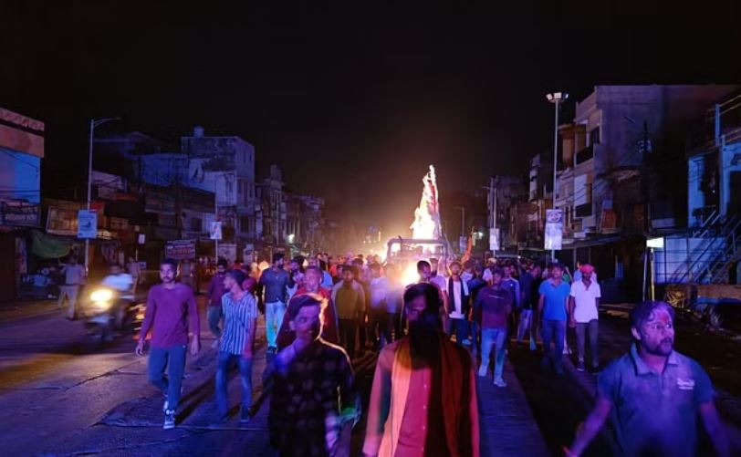 गोंडा: दुर्गा प्रतिमा विसर्जन के दौरान पत्थरबाजी, सड़क छावनी में तब्दील