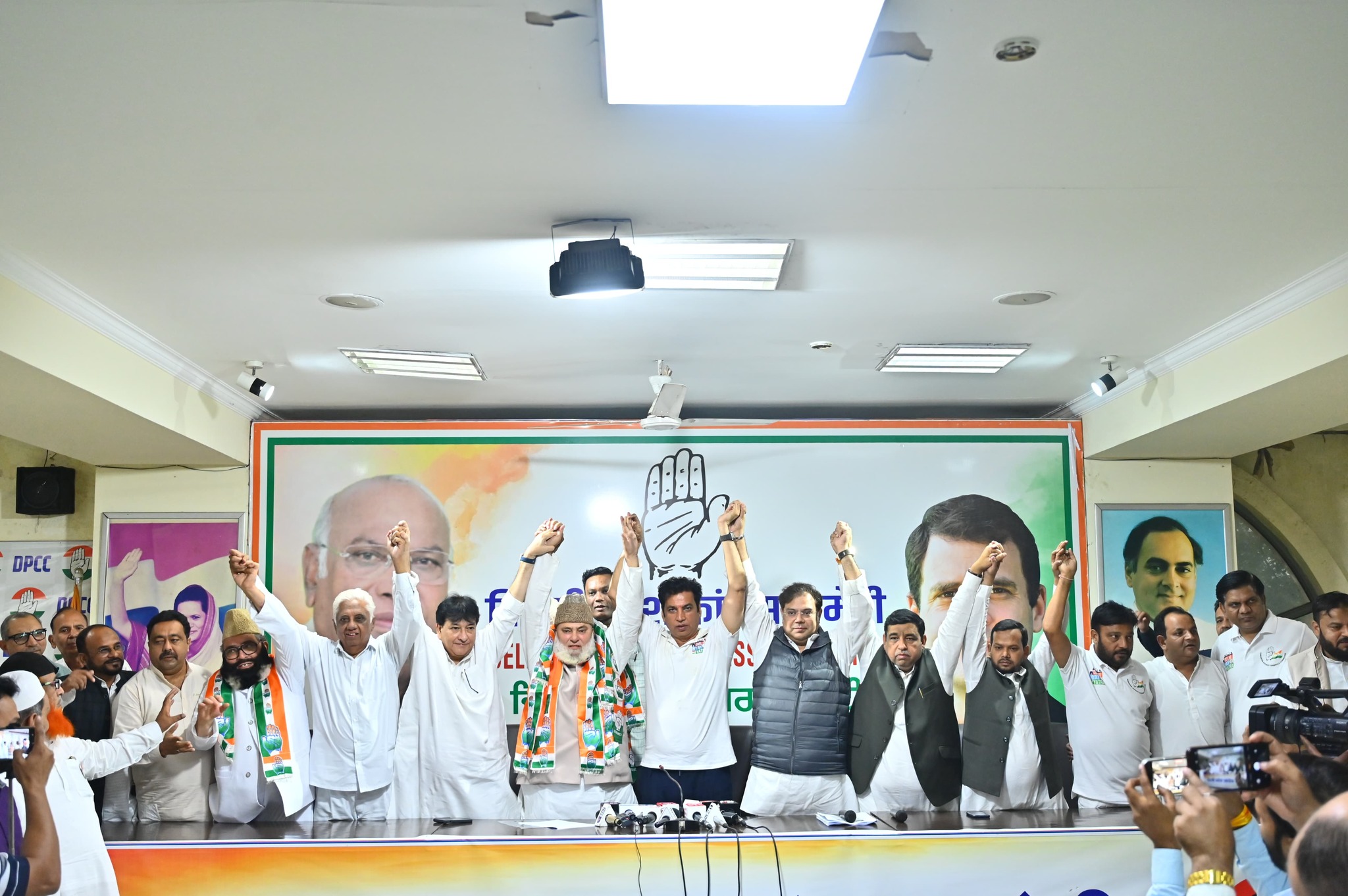 कांग्रेस और आप आमने-सामने, एक-दूसरे के नेताओं को तोड़ने की होड़!