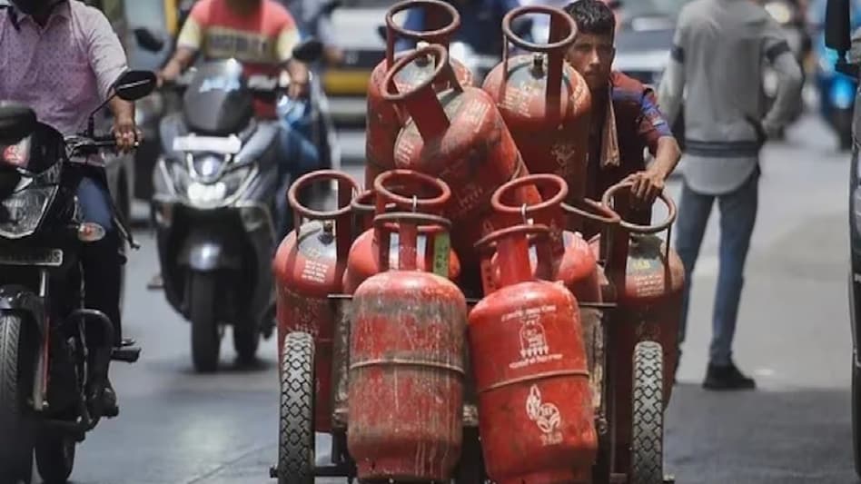 दीपावली पर महंगा हुआ कॉमर्शियल सिलेंडर, 62 रुपये बढ़े दाम
