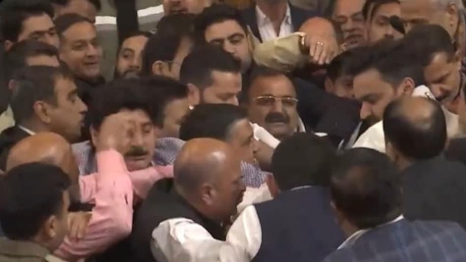 जम्मू-कश्मीर विधानसभा में भारी हंगामा, 370 मुद्दे पर पक्ष-विपक्ष के विधायकों में भिड़ंत
