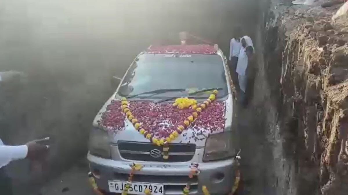 गुजरात में किसान ने अपनी कार को फूल-माला से सजाकर दी समाधि, अनुष्ठान कराया