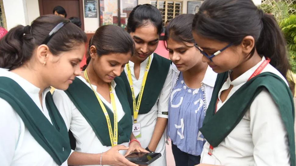 बंगाल में अब 1000 करोड़ के टैब स्कैम पर बवाल, जांच के लिए एसआईटी गठित