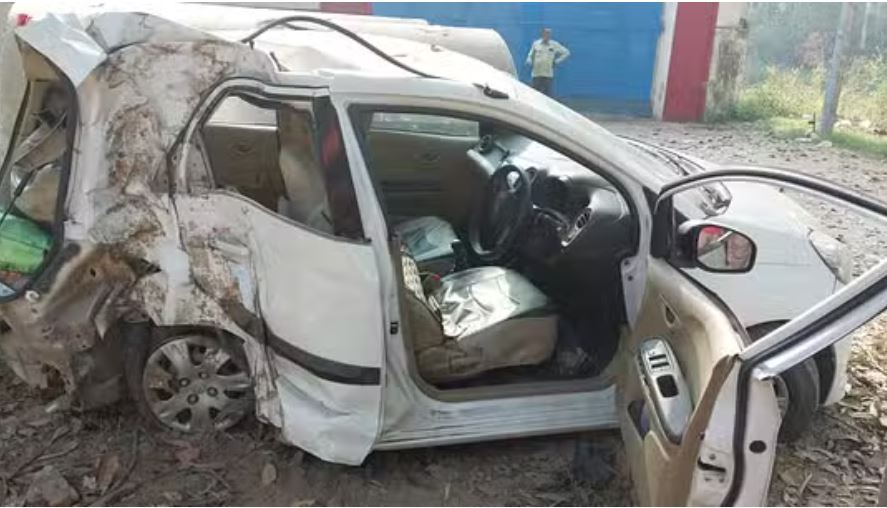 बिजनौर: पेड़ से टकराकर पलटी कार, तीन दोस्तों की मौत, 3 घायल