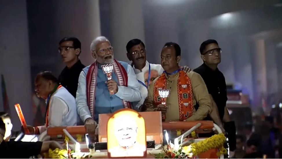 रांची में पीएम मोदी ने किया 3 किलोमीटर लंबा मेगा रोड शो