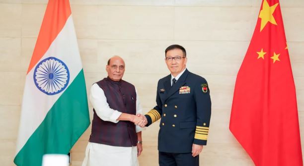 सुधर रहे भारत-चीन के रिश्ते, रक्षा मंत्री डोंग जून से मिले राजनाथ सिंह