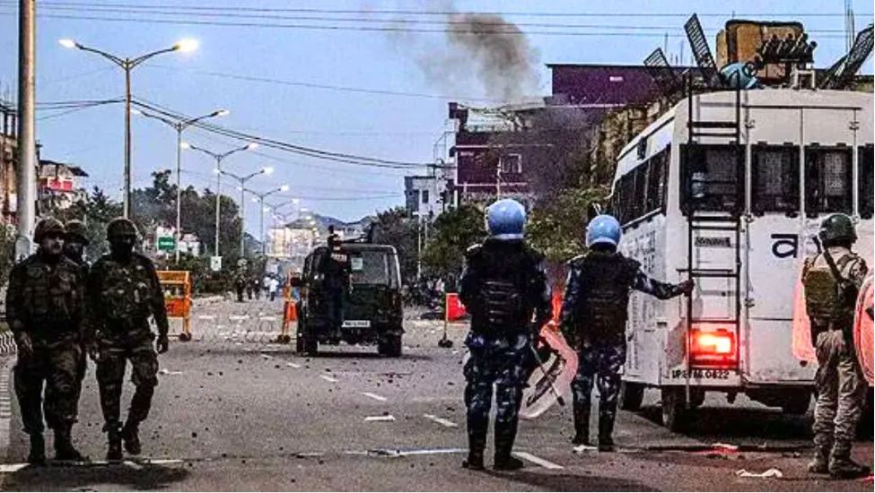 मणिपुर में फिर भड़की हिंसा, गोलीबारी और बम से हमला