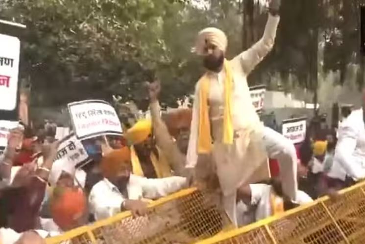 दिल्ली: मंदिरों पर हमले पर कनाडा दूतावास पर विरोध प्रदर्शन