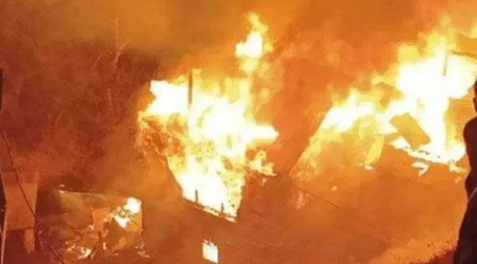 घर में लगी भीषण आग, 2 बच्चों के साथ जिंदा जली मां, पिता बुरी तरह झुलसा