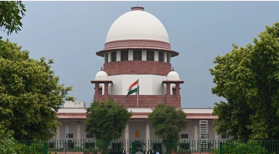 एएमयू के अल्पसंख्यक दर्जे पर SC का फैसला, 4 जजों की राय एक, 3 की अलग