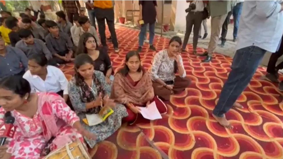 ‘सुंदरकांड में बैठने पर लिखना पड़ा माफीनामा’, धरने पर बैठे छात्र