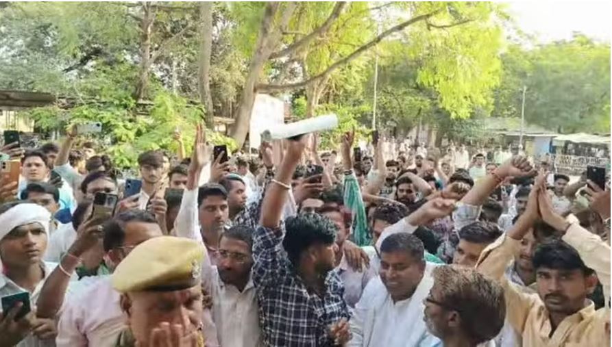 नरेश मीणा की रिहाई को लेकर कलेक्ट्रेट पर प्रदर्शन, मुख्यमंत्री के नाम ज्ञापन सौंपा