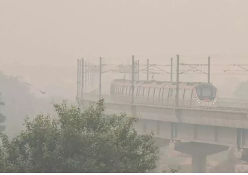 दिल्ली में कंपकंपाती ठंड ने दी दस्तक, लगातार कम हो रहा तापमान
