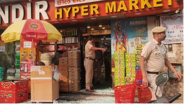 दिनदहाड़े गोलियों की तड़तड़ाहट से गूंजा दिल्ली का ये इलाका