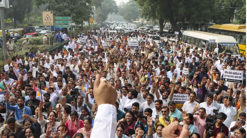 दिल्ली: बस मार्शलों की बहाली की मांग को लेकर आप के खिलाफ बीजेपी का हल्ला बोल
