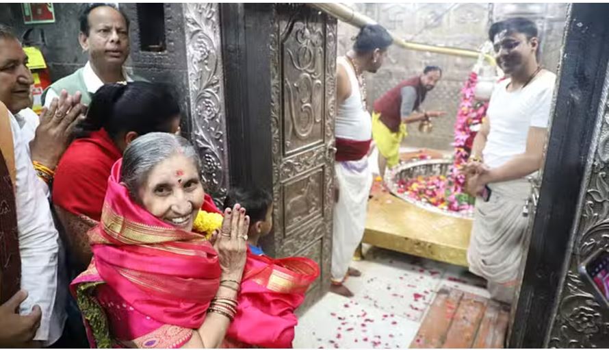 पीएम नरेंद्र मोदी की पत्नी जशोदाबेन पहुंचीं बाबा महाकाल के दरबार