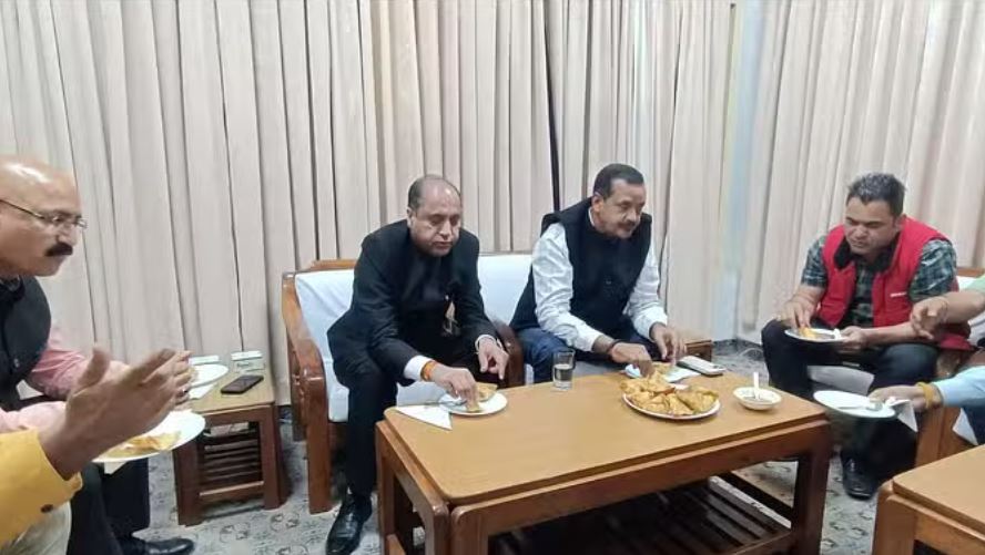 अहा समोसा बड़ा मजेदार! जयराम ठाकुर ने भाजपा कार्यकर्ताओं के साथ की पार्टी