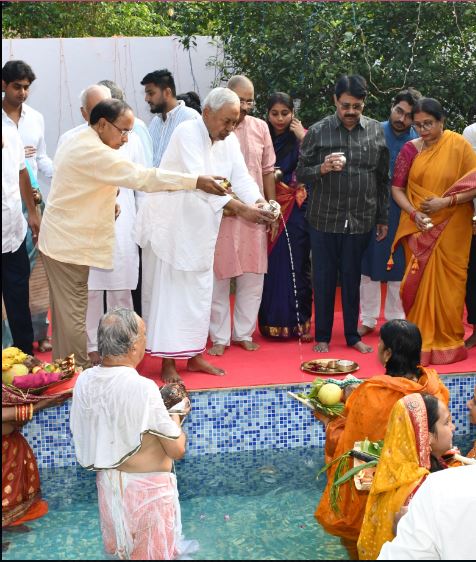 नीतीश कुमार ने अस्ताचलगामी भगवान सूर्य को दिया अर्घ्य