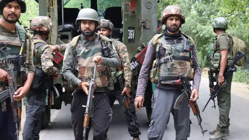 श्रीनगर के खानयार में सुरक्षाबलों और आतंकियों के बीच मुठभेड़