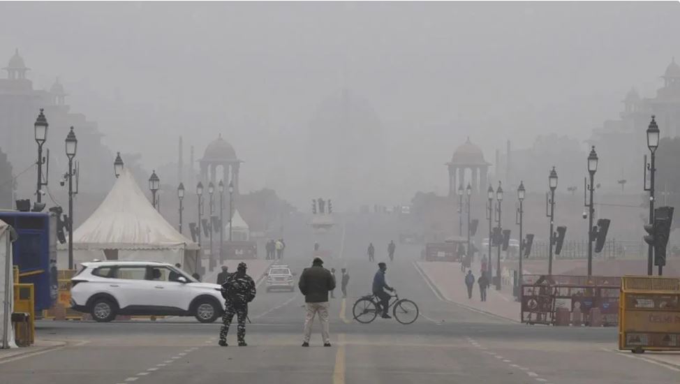 दिल्ली-एनसीआर में स्मॉग ही स्माग, एक्यूआई पहुंचा 472, विजिबिलिटी हुई शून्य