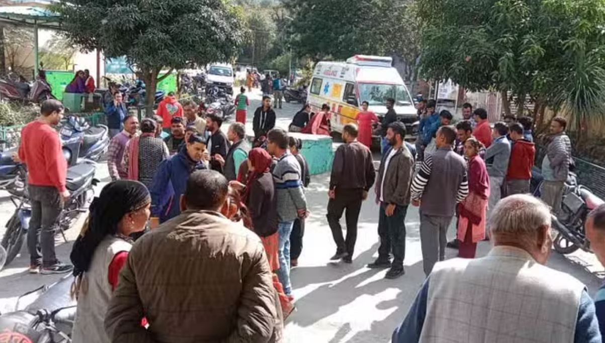 नौगांव में दर्दनाक सड़क हादसा... बस के टायर के नीचे आई चार साल की मासूम बच्ची