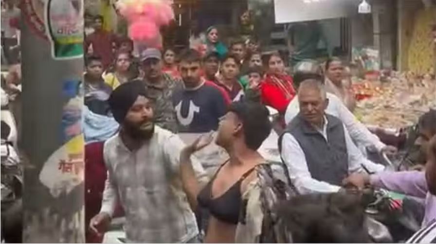 पानीपत: महिलाओं के कपड़े पहनकर बाजार में रील बना रहा था युवक, दुकानदारों ने पकड़कर धुना