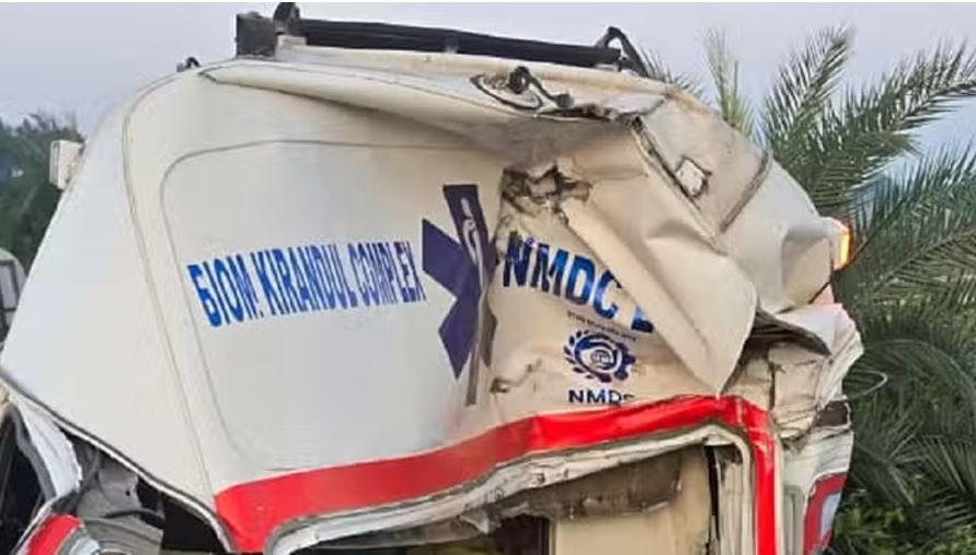 जगदलपुर: तेज रफ्तार एंबुलेंस ट्रक से टकराई, हादसे में डॉक्टर और ड्रेसर की हुई मौत