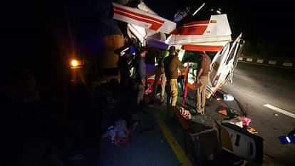 लखनऊ एक्सप्रेस-वे पर खड़े ट्रक में घुसी टूरिस्ट बस, पांच की मौत