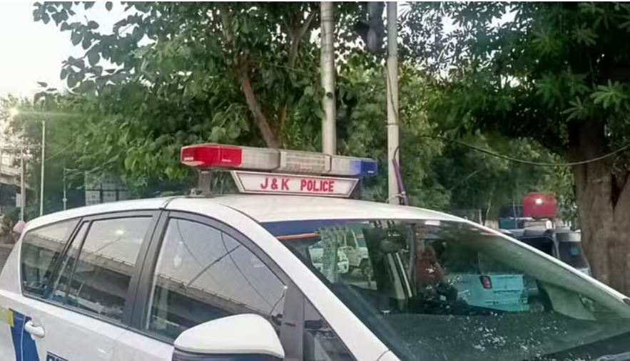 श्रीनगर में नशीली दवाओं की तस्करी पर पुलिस का शिकंजा, दो तस्कर गिरफ्तार