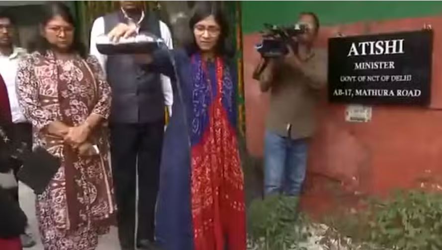 पानी पर बवाल: आतिशी के घर के बाहर स्वाति ने फेंका काला-गंदा पानी