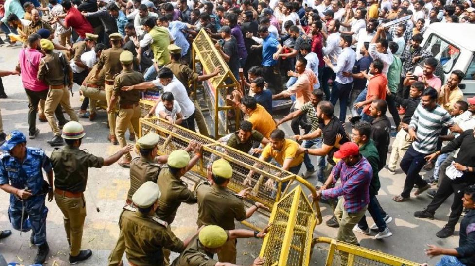 प्रतियोगी छात्रों पर पुलिस कार्रवाई से भड़का मामला, बैरिकेड तोड़ आयोग पहुंचे हजारों छात्र