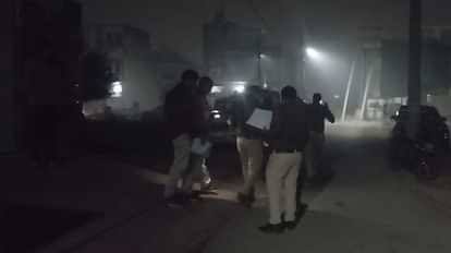 आगरा में पीआरवी के सिपाहियों पर हमला, दौड़ा-दौड़ाकर पीटा
