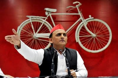 बेईमानी करने वाले अधिकारियों की जाएगी नौकरी, अखिलेश ने चेताया