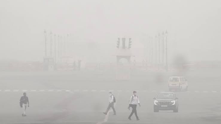 धुंध की चादर में लिपटी दिल्ली, लोगों को सांस लेने में परेशानी, आंखों में चुभन
