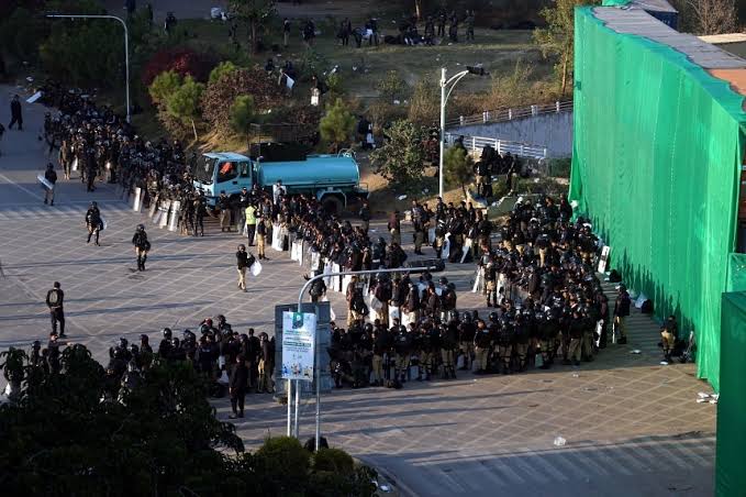 इस्लामाबाद में पुलिस से भिड़े इमरान खान के समर्थक; एक पुलिसकर्मी की मौत, 70 घायल