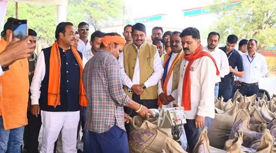 कवर्धा: डिप्टी सीएम विजय शर्मा ने धान खरीदी केंद्र का किया निरीक्षण