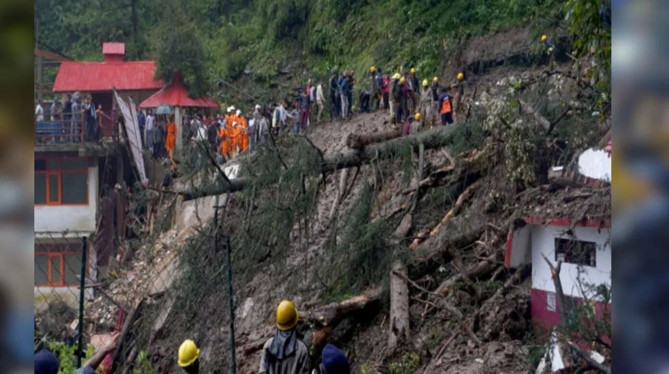 हिमाचल के इस गांव में भूस्खलन के खौफ में जीने को मजबूर लोग